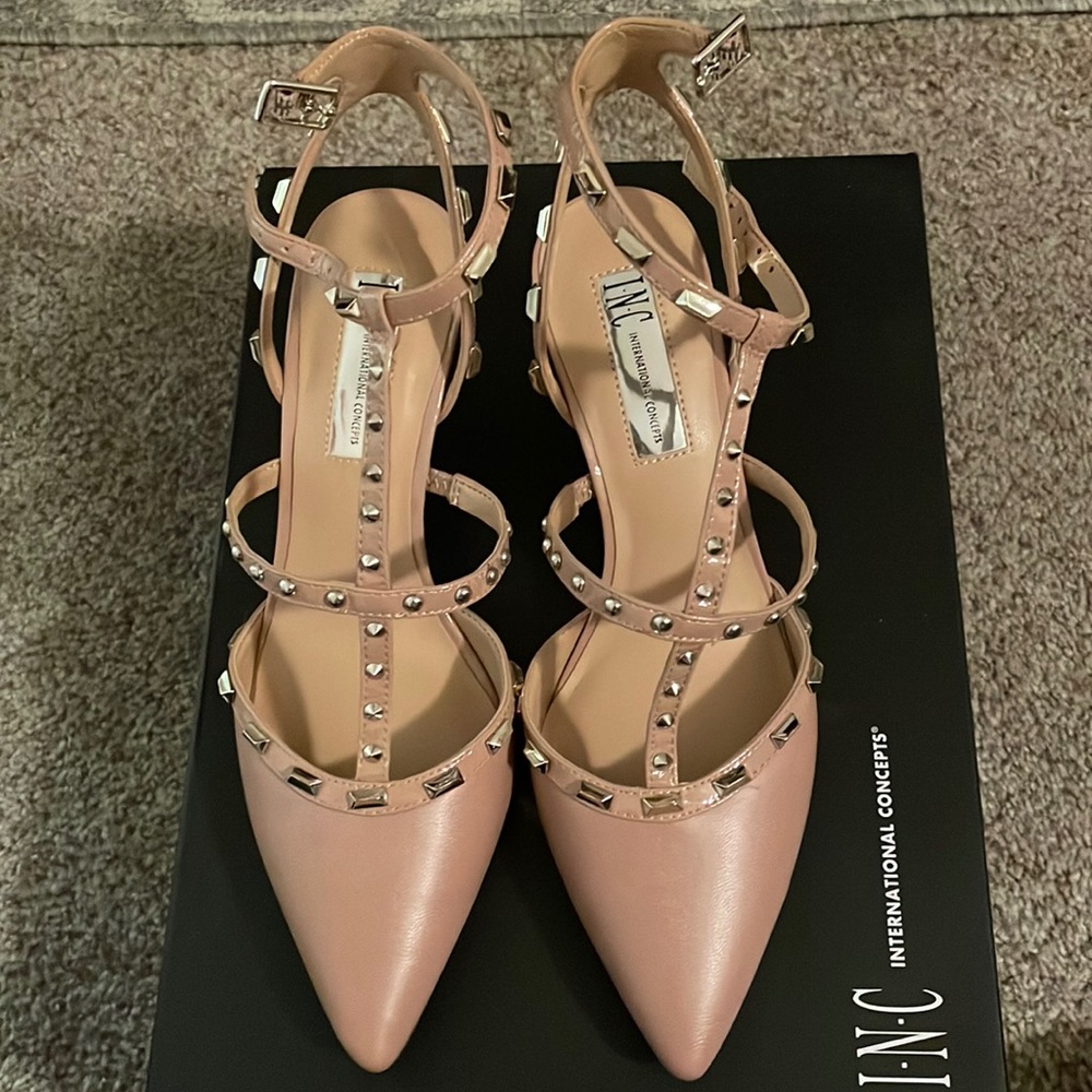 Beautiful blush/carmapnk heels!